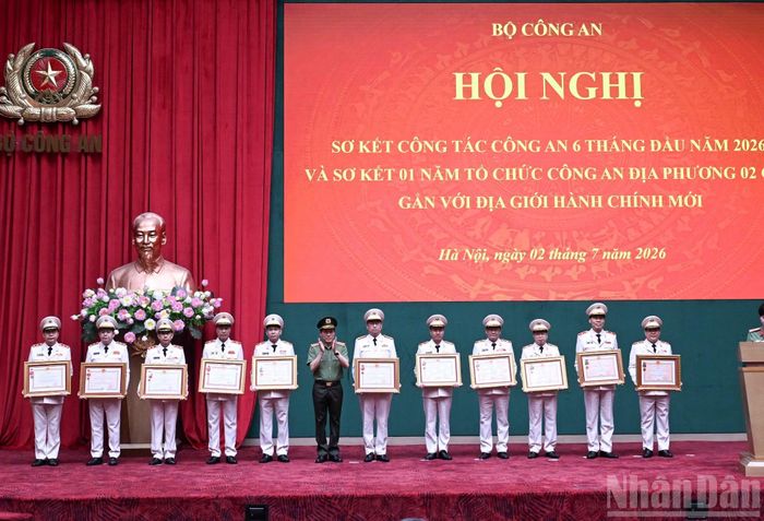 Đại tướng, Bộ trưởng Công an Lương Tam Quang trao Huân chương Quân công và Huân chương Bảo vệ Tổ quốc hạng Nhất tặng tập thể, cá nhân.