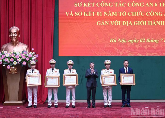 Thủ tướng Lê Minh Hưng trao Huân chương Quân công hạng Nhất và Huân chương Lao động hạng Ba tặng các cá nhân có thành tích xuất sắc.