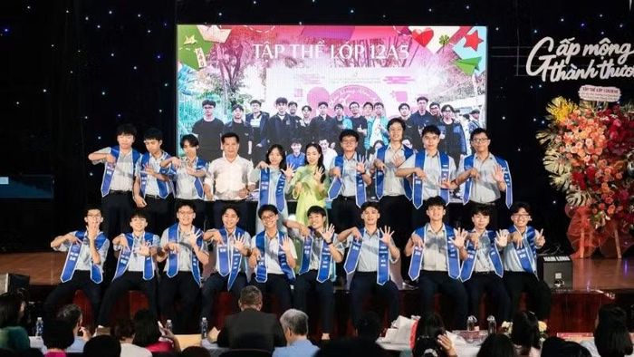 Em Phan Đình Triết và tập thể lớp 12A5 chuyên Tin, Trường trung học phổ thông chuyên Lê Quý Đôn, thành phố Đà Nẵng.