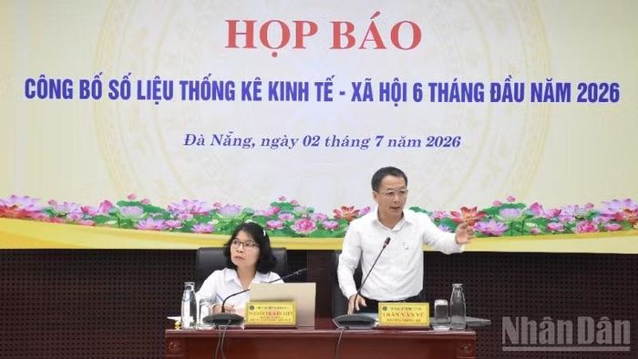 Ông Trần Văn Vũ, Trưởng Thống kê, Thống kê thành phố Đà Nẵng phát biểu tại buổi họp báo. (Ảnh: ANH ĐÀO)