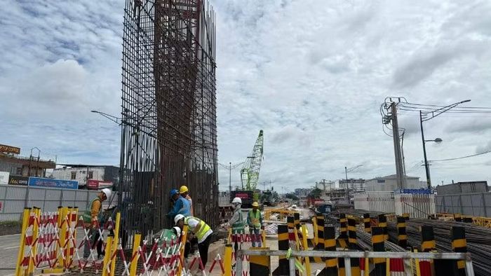 Việc triển khai hạng mục thi công tường vây, nhà ga T10 đòi hỏi yêu cầu cao về kỹ thuật, an toàn lao động, kiểm soát chất lượng vật liệu, tổ chức mặt bằng. (Ảnh: QUÝ HIỀN)
