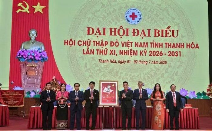Trung ương Hội Chữ thập đỏ Việt Nam trao tặng ảnh cùng di huấn của Bác Hồ, mừng Đại hội.