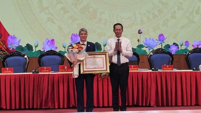 Thừa ủy quyền của Thủ tướng Chính phủ, lãnh đạo tỉnh Thanh Hóa trao Bằng khen cho ông Phạm Hùng Mạnh.