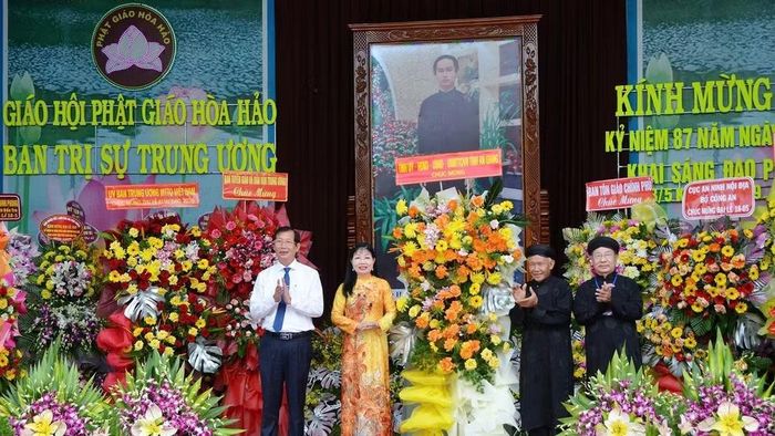 Đại diện lãnh đạo tỉnh An Giang tặng lẵng hoa chúc mừng đại lễ.