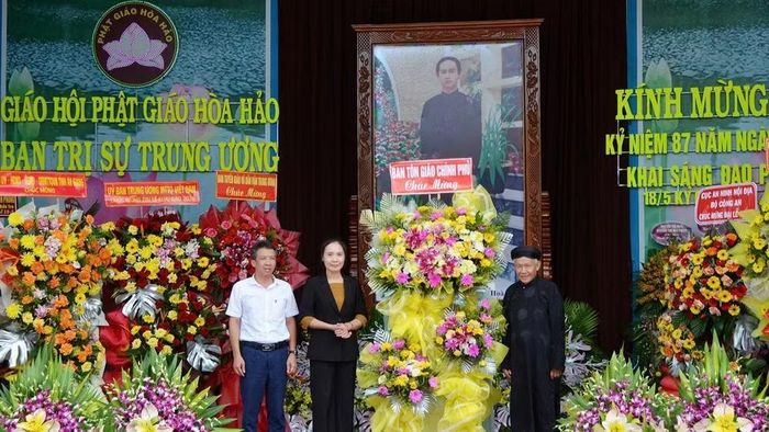 Đại diện Ban Tôn giáo Chính phủ tặng lẵng hoa chúc mừng đại lễ.