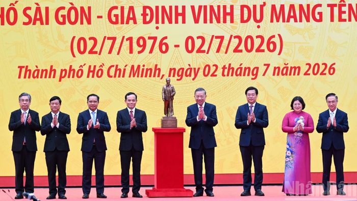 Tổng Bí thư, Chủ tịch nước Tô Lâm trao bức tượng Chủ tịch Hồ Chí Minh tặng Đảng bộ, chính quyền và nhân dân Thành phố Hồ Chí Minh.