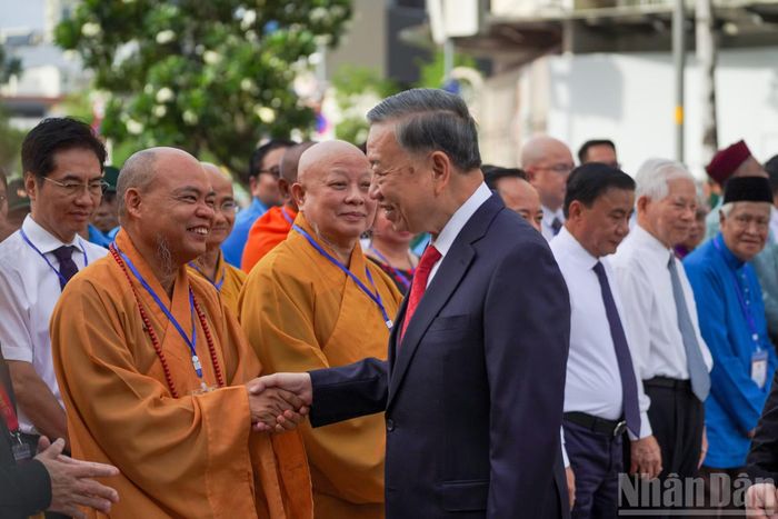 Tổng Bí thư, Chủ tịch nước Tô Lâm thăm hỏi chức sắc tôn giáo.