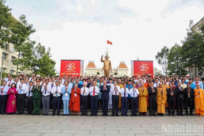 Tổng Bí thư, Chủ tịch nước Tô Lâm cùng các lãnh đạo, nguyên lãnh đạo Đảng, Nhà nước chụp ảnh kỷ niệm trước Tượng đài Chủ tịch Hồ Chí Minh.