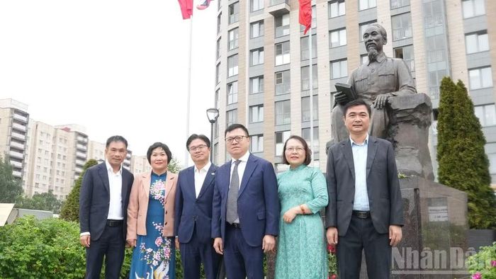 Đoàn công tác Báo Nhân Dân dâng hoa tại Tượng đài Chủ tịch Hồ Chí Minh ở Saint Petersburg.