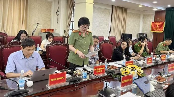 Các đại biểu trao đổi, thảo luận tại diễn đàn.