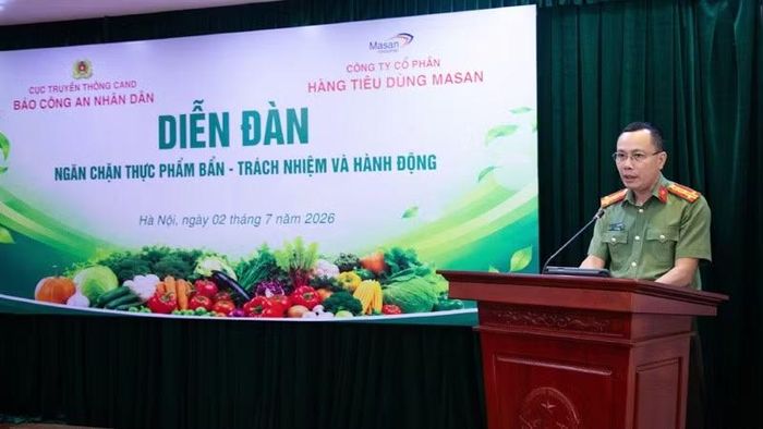 Phó Tổng Biên tập Báo Công an nhân dân, Đại tá Trần Hồng Thanh phát biểu tại diễn đàn.