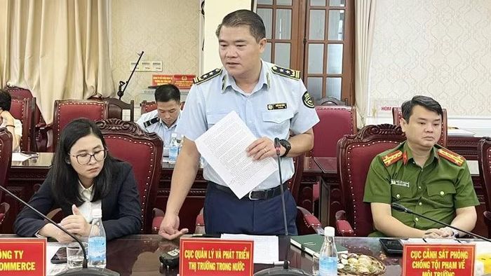 Ông Trần Việt Hùng, Trưởng phòng Nghiệp vụ quản lý thị trường trao đổi tại diễn đàn.