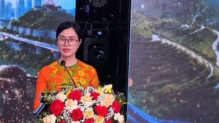Lãnh đạo Hội Văn học Nghệ thuật Quảng Ninh phát biểu hưởng ứng cuộc thi.
