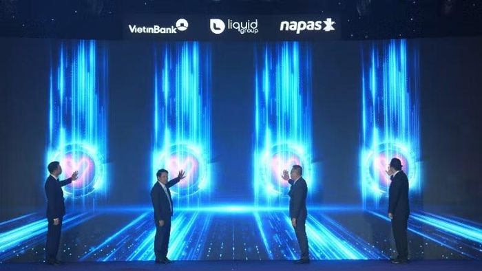 Đại biểu thực hiện nghi lễ ra mắt dịch vụ QR song phương giữa Việt Nam-Singapore.