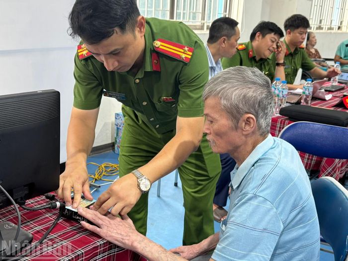 Công an phường Láng hỗ trợ người dân lấy thông tin.