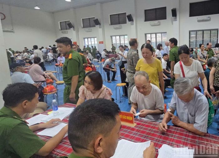 Bà Trần Thanh Hương (áo vàng) đưa hai người chú đến thu nhận mẫu ADN với hy vọng tìm lại người cha là liệt sĩ của mình.