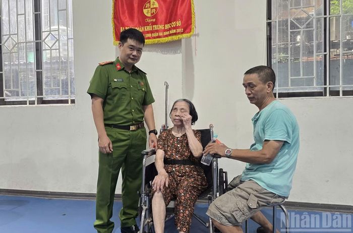 Ở tuổi 82, dù sức khỏe đã yếu sau nhiều lần tai biến, cụ bà sinh sống tại phường Ngọc Hà vẫn cố gắng có mặt để lấy mẫu ADN, với mong mỏi người em ruột là liệt sĩ sẽ được trở về với gia đình. Hành trình tìm kiếm ấy đã bắt đầu từ thời mẹ cụ còn sống, kéo dài suốt nhiều thập kỷ nhưng vẫn chưa có hồi kết.