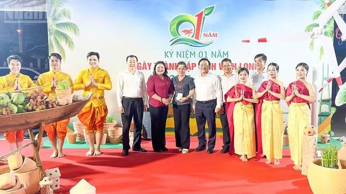 Lãnh đạo tỉnh tham quan gian hàng trưng bày sản phẩm tiêu biểu của tỉnh.