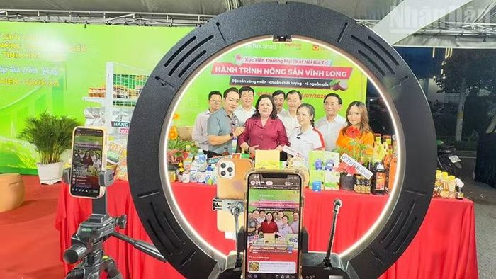 Lãnh đạo tỉnh Vĩnh Long tham quan gian hàng livestream.