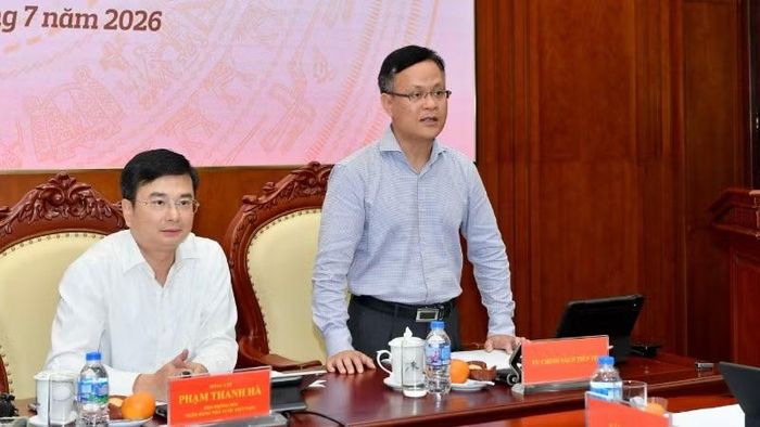 Ông Phạm Chí Quang (bên phải), Vụ trưởng Chính sách tiền tệ (Ngân hàng Nhà nước).