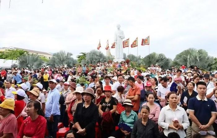 Đông đảo nhân dân mọi nơi đổ về dự lễ, nhưng vẫn trật tự, an toàn.