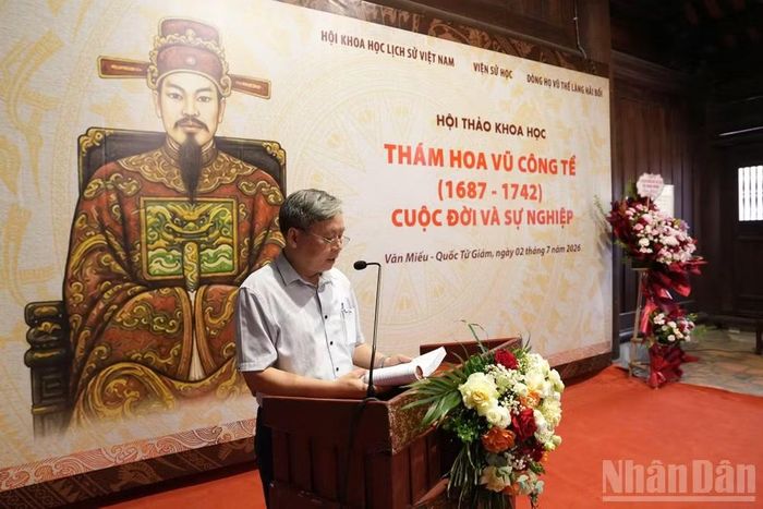 Tiến sĩ Nguyễn Văn Tú, Phó Giám đốc Trung tâm hoạt động văn hóa khoa học Văn Miếu-Quốc Tử Giám, trình bày tham luận tại hội thảo.