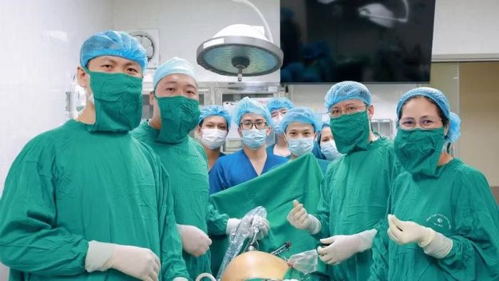 Các bác sĩ cấp cứu cho sản phụ, bảo toàn sức khỏe cho cả mẹ và thai nhi.