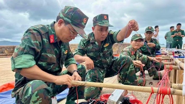 Cán bộ, chiến sĩ Phòng thủ khu vực 6 Đặc khu Côn Đảo chuẩn bị kỹ càng cho màn bắn pháo hoa.