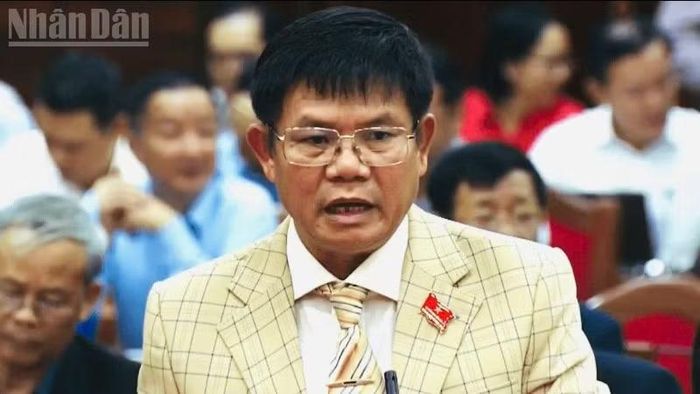 Đại biểu Lê Văn Cường, Trưởng Ban Văn hóa-Xã hội, Hội đồng nhân dân tỉnh Đắk Lắk chất vấn tại kỳ họp.