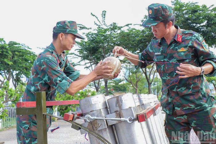 Trung tá Nguyễn Văn Dũng, Trưởng ban Quân khí, Phòng Hậu cần-Kỹ thuật, Bộ Tư lệnh Thành phố cho biết, chương trình sử dụng tổng cộng 2.840 quả pháo hoa tầm cao, 360 quả pháo hoa tầm thấp, 1.200 giàn pháo tầm thấp cùng hơn 12.000 ống hỏa thuật các loại.
