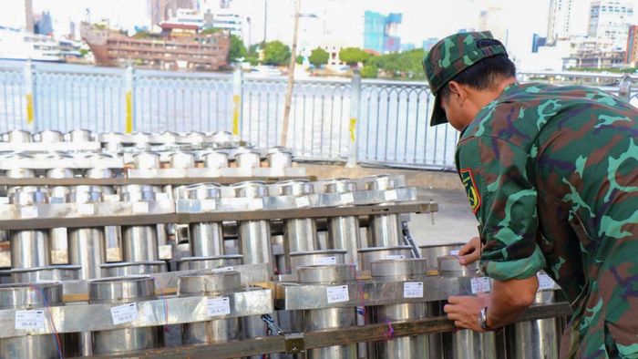 Ngoài ra, thành phố tổ chức 11 điểm bắn pháo hoa tầm thấp tại: số 1, đường số 3, khu Trung tâm hành chính xã Tân Nhựt; Khu Đền Bến Nọc, phường Tăng Nhơn Phú; Quảng trường Trung tâm hành chính phường Tân Mỹ; Trung tâm Cung ứng dịch vụ công xã Đất Đỏ; Khu di tích Cầu tàu 914, đặc khu Côn Đảo; Công viên khu tái định cư xã Ngãi Giao; Sân bóng đá Trung tâm Văn hóa-Thể thao và Truyền thanh xã Dầu Tiếng; Sân bóng Trung tâm Văn hóa-Thể thao và học tập cộng đồng xã Minh Thạnh; Dự án khu dân cư Vườn Cau, phường Lái Thiêu; Tòa tháp Saigon Marina IFC, số 2 đường Tôn Đức Thắng, Phường Sài Gòn; đường Hùng Vương, khu phố Vạn Hạnh, Phường Phú Mỹ.
