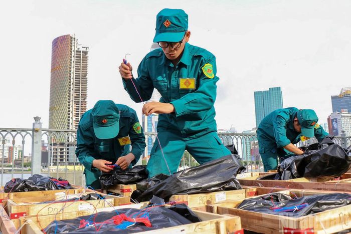 Lực lượng kỹ thuật kiểm tra lại hệ thống giàn bắn trước khi khai hỏa tối nay.