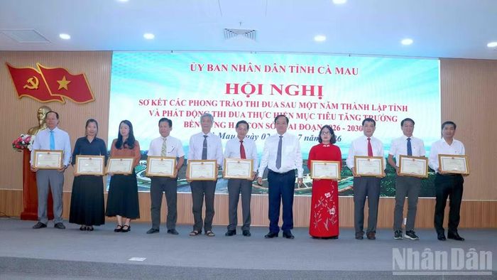 Phó Bí thư Thường trực Tỉnh ủy Cà Mau Huỳnh Quốc Việt (thứ 5 từ phải qua) trao Bằng khen của Chủ tịch Ủy ban nhân dân tỉnh tặng các tập thể xuất sắc tiêu biểu.