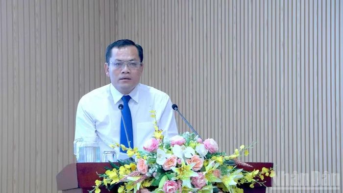 Phó Chủ tịch Ủy ban nhân dân tỉnh Cà Mau Ngô Vĩ Thăng trình bày báo cáo tại Hội nghị và phát động phong trào thi đua giai đoạn 2026-2030.