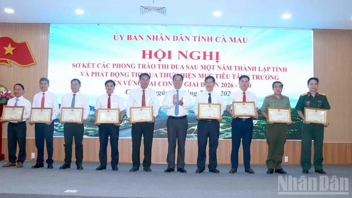 Phó Bí thư Tỉnh ủy, Chủ tịch Ủy ban nhân dân tỉnh Lữ Quang Ngời (thứ 5 từ phải qua) trao Bằng khen tặng các tập thể xuất sắc tiêu biểu.