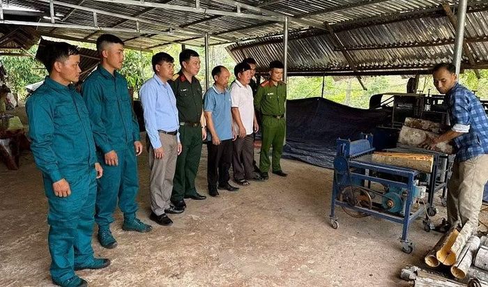 Cán bộ Mặt trận Tổ quốc xã Mường Toong cùng đại diện các ban, đoàn thể và công an xã thăm, động viên nhân dân trên địa bàn tích cực lao động, sản xuất để phát triển kinh tế gia đình.