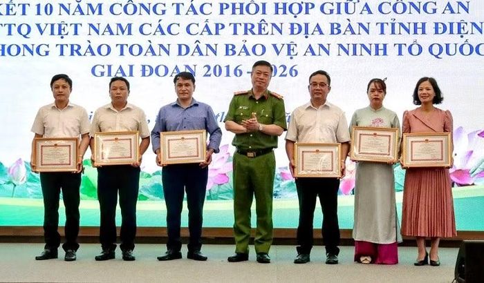 Đại tá Lê Đức Trường, Phó Giám đốc Công an tỉnh Điện Biên tặng giấy khen cho các tập thể có nhiều đóng góp trong thực hiện phong trào bảo vệ an ninh Tổ quốc tại cơ sở.