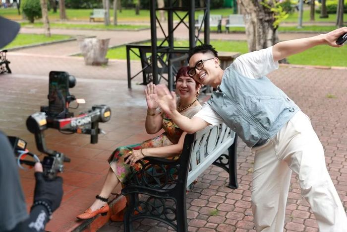 Nguyễn Đức Huy tương tác với du khách trong quá trình tham gia “Chạm di sản”.