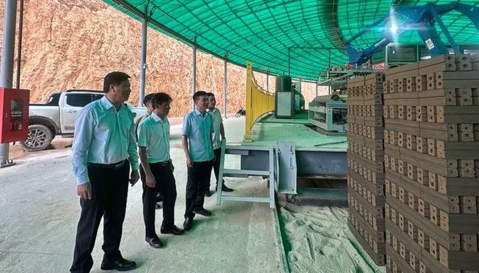 Được sự hỗ trợ, tạo thuận lợi từ các sở, ngành và Ủy ban nhân dân xã Sam Mứn, Công ty Thương mại và Xây dựng số 6 Điện Biên đã hoàn thành xây dựng Nhà máy gạch Tuynel hiện đại tại xã Sam Mứn, góp phần bổ sung nguồn cung vật liệu cho thị trường.