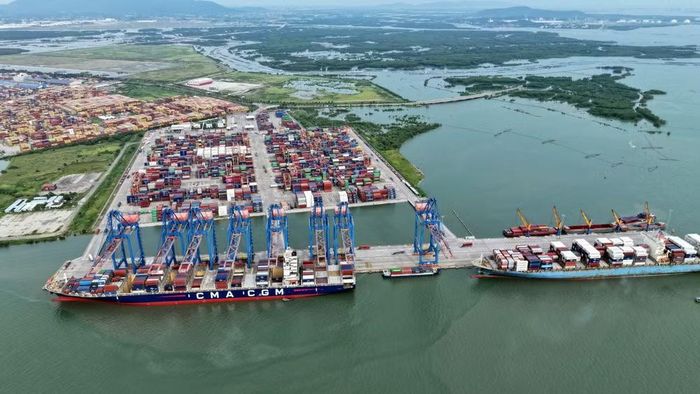Tàu container cập cảng Cái Mép-Thị Vải.