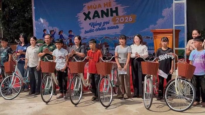 Bộ đội Biên phòng Tam Thanh cùng đơn vị thiện nguyện trao tặng xe đạp cho học sinh nghèo đến trường học tập.