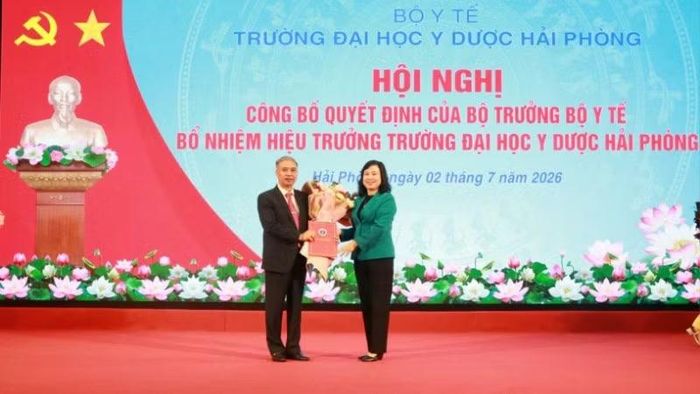 Đồng chí Đào Hồng Lan, Ủy viên Trung ương Đảng, Bộ trưởng Y tế trao Quyết định và chúc mừng Phó Giáo sư, Tiến sĩ, Bác sĩ Nguyễn Văn Khải.