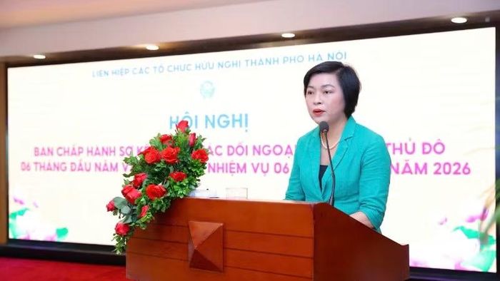 Phó Chủ tịch Thường trực Liên hiệp các tổ chức hữu nghị thành phố Hà Nội Trần Thị Phương báo cáo tại hội nghị.