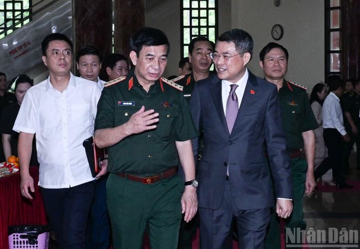 Đại tướng Phan Văn Giang, Phó Thủ tướng Chính phủ, Bộ trưởng Quốc phòng đón Thủ tướng Lê Minh Hưng. 