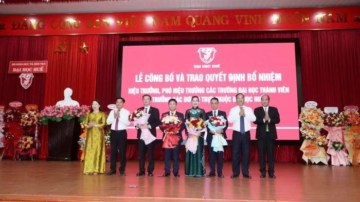 Lãnh đạo Thường trực Thành ủy, Hội đồng nhân dân, Ủy ban nhân dân, Ủy ban Mặt trận Tổ quốc Việt Nam thành phố Huế tặng hoa chúc mừng Ban Giám đốc Đại học Huế.