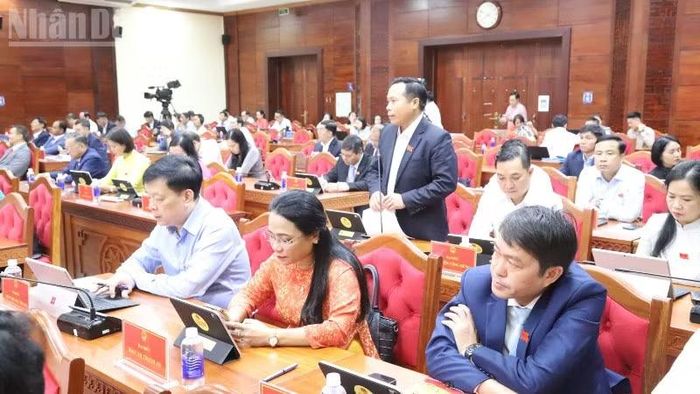 Các đại biểu thảo luận tại kỳ họp.