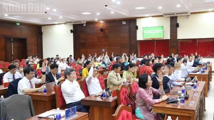 Các đại biểu thông qua nghị quyết kỳ họp.