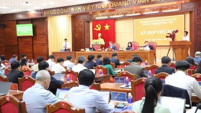 Giám đốc Sở Văn hóa, Thể thao và Du lịch tỉnh Đắk Lắk Trần Hồng Tiến trả lời chất vấn tại kỳ họp.
