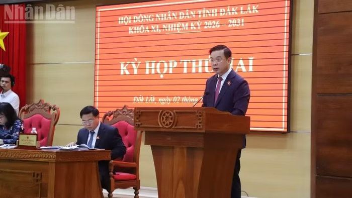 Chủ tịch Ủy ban nhân dân tỉnh Đắk Lắk Đỗ Hữu Huy phát biểu tại kỳ họp.