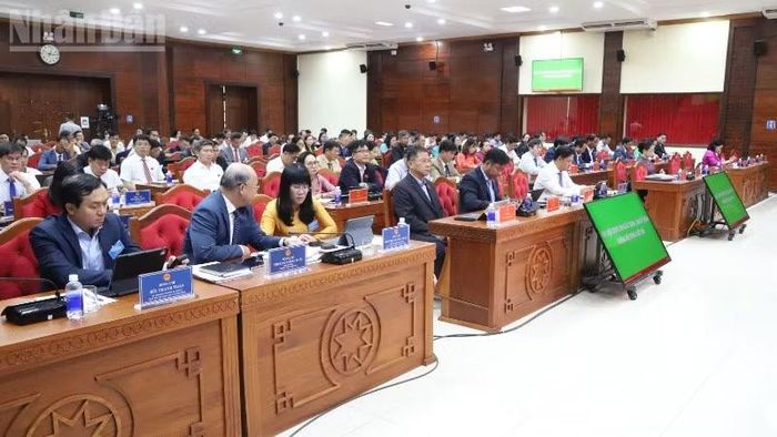 Các đại biểu dự kỳ họp.